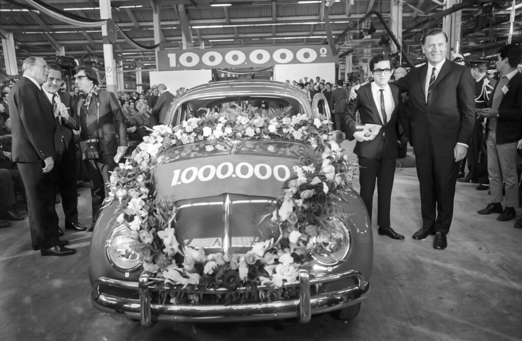 Volkswagen do Brasil celebrated a plant production record of 1 MILLION Volkswagens at their Anchieta plant in São Bernardo do Campo