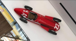 Réplica tamanho real Alfa 1951 piloto Fangio